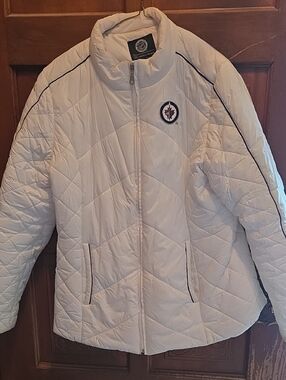 Winnipeg Jets Women's White Quilted Puffer Jacket
